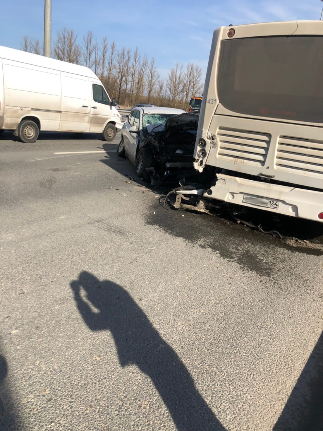 BMW приехал в стоящий автобус на Пулковском и получил под зад от грузовика