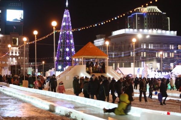 Широких новогодних гуляний в ледовом городке, судя по всему, в этом году не будет, но и закрывать его не планируют Широких новогодних гуляний в ледовом городке, судя по всему, в этом году не будет, но и закрывать его не планируют