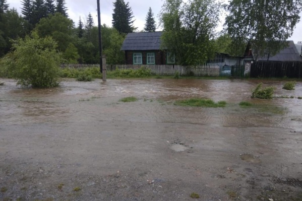 Вода потекла по улицам поселка, затопив часть домов Вода потекла по улицам поселка, затопив часть домов