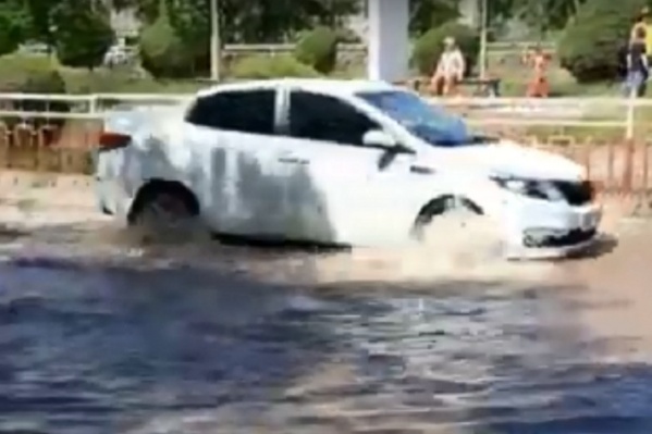 Машина пробирается через потоки воды Машина пробирается через потоки воды
