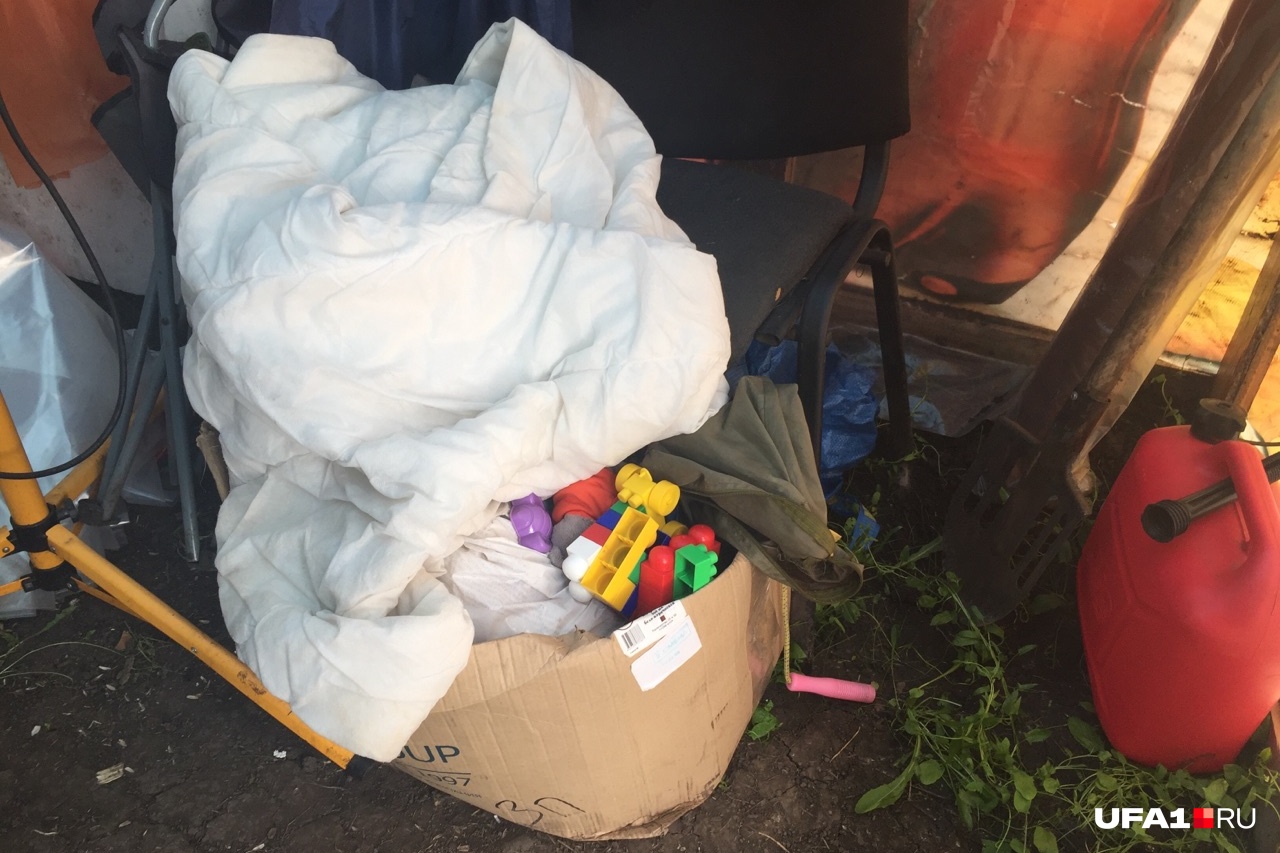 С началом холодов и учебного года дети покинули палатки, но мешок с игрушками все еще ждет своих хозяев