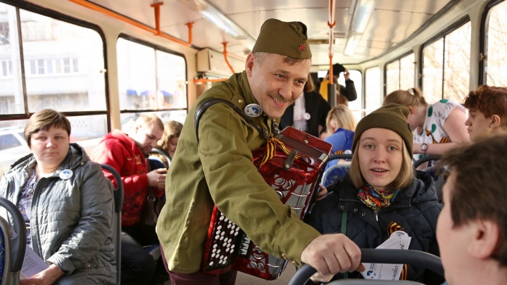 В Нижнем Новгороде начал курсировать «Трамвай Победы». Кондуктор играет «Катюшу»