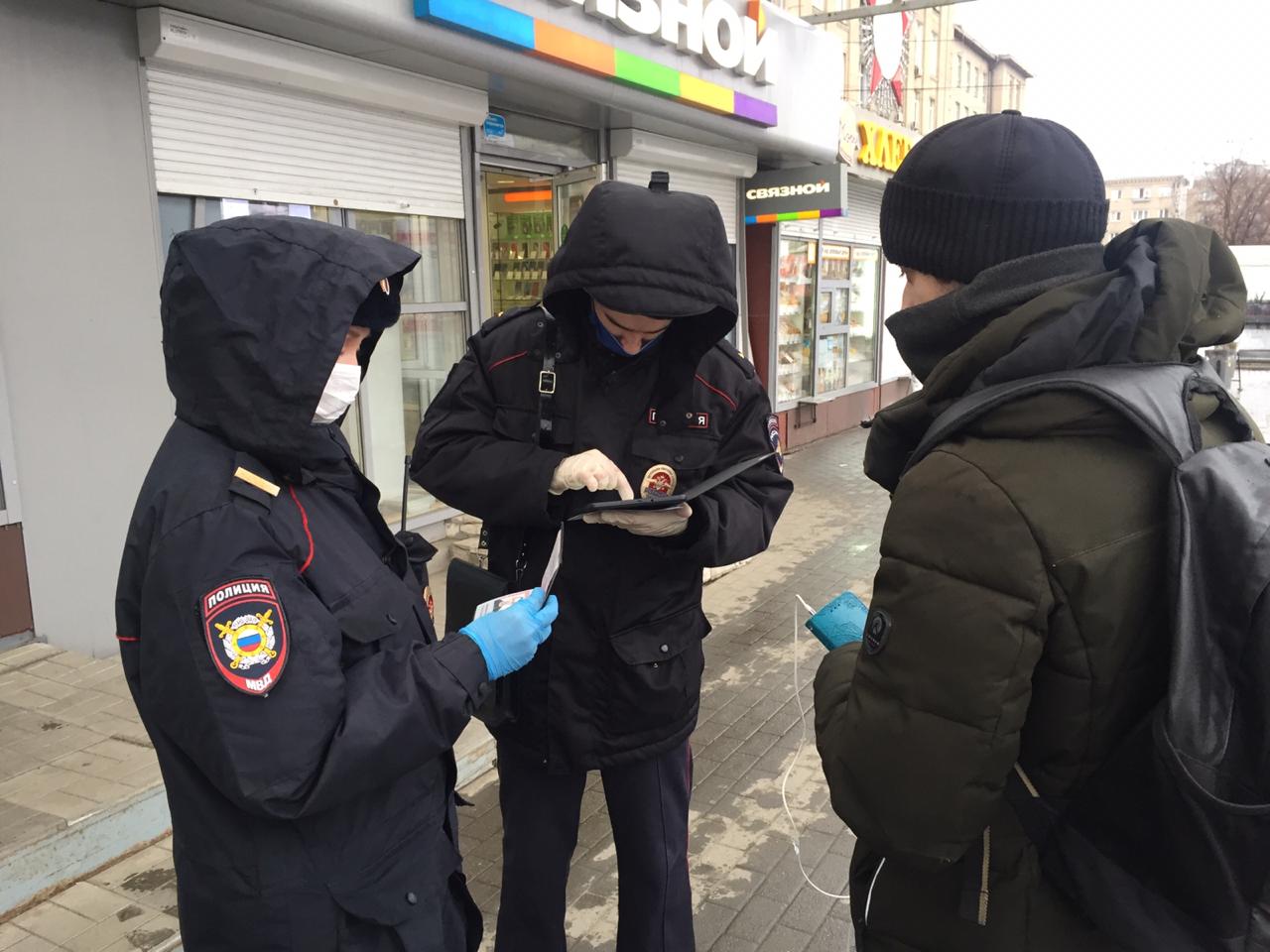 В Челябинске заработали мобильные пункты полиции. Тех, кто обязан сидеть дома, проверят по базам данных