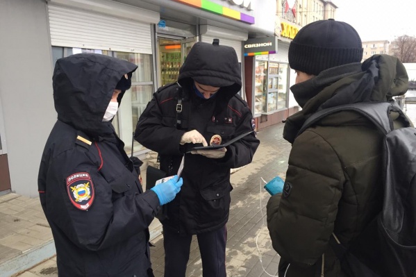 Полицейские прямо на месте смогут проверить, разрешено вам выходить из дома или нет Полицейские прямо на месте смогут проверить, разрешено вам выходить из дома или нет 