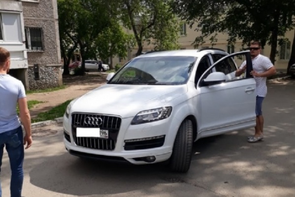 Двое мужчин приехали во двор на Черняховского на этой машине Двое мужчин приехали во двор на Черняховского на этой машине