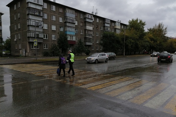 Сотрудники ГИБДД могут помочь детям перейти дорогу в случае необходимости Сотрудники ГИБДД могут помочь детям перейти дорогу в случае необходимости