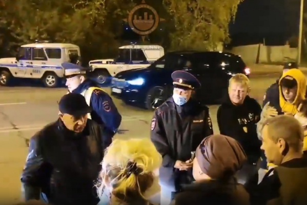 Протестующих разогнала полиция и убрала с проезжей части Протестующих разогнала полиция и убрала с проезжей части