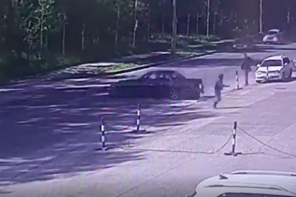 Женщина вовремя успела отбежать от автомобиля Женщина вовремя успела отбежать от автомобиля