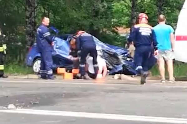 Спасателям пришлось доставать тела из покореженных машин Спасателям пришлось доставать тела из покореженных машин