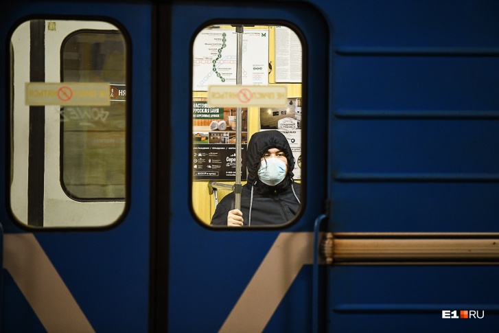 Весной во время карантина в метро было пусто, а люди носили маски. Сейчас картина изменилась, пассажиры игнорируют противовирусные меры