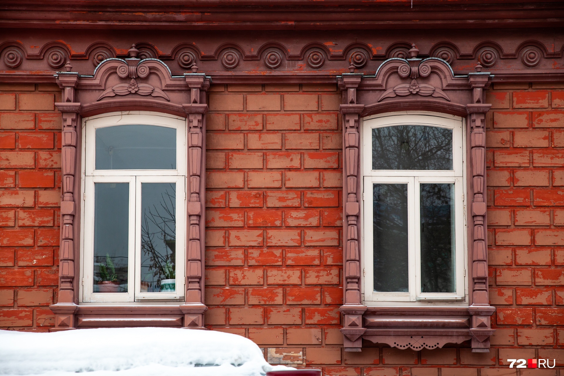 Бурков украсил свой дом наличниками четырех видов 