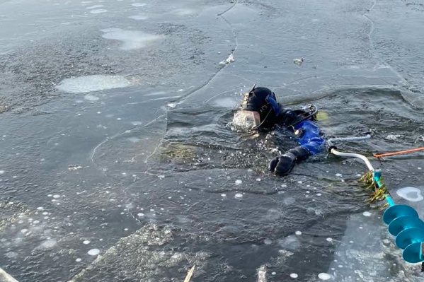 Погибшего достали местные водолазы Погибшего достали местные водолазы