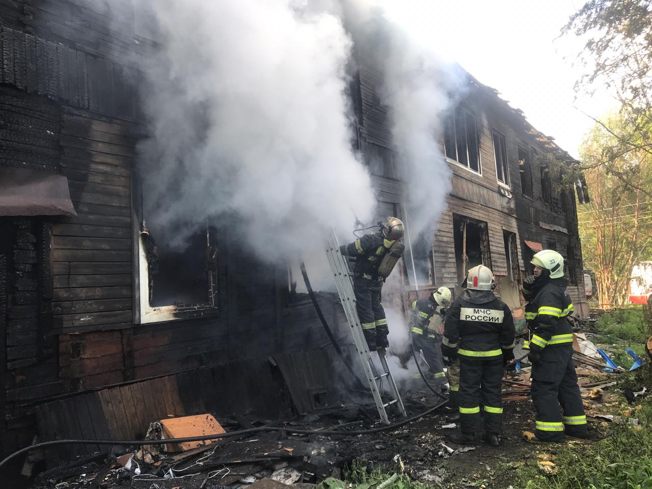 В Архангельске горел нежилой деревянный дом