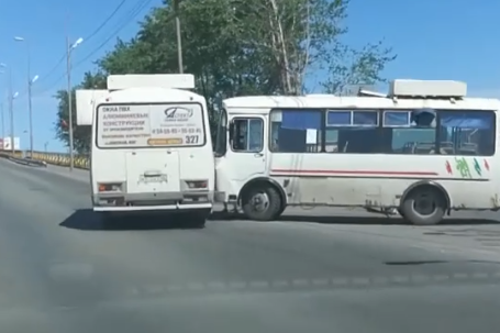 В Кургане два ПАЗа не поделили дорогу на улице Бурова-Петрова В Кургане два ПАЗа не поделили дорогу на улице Бурова-Петрова