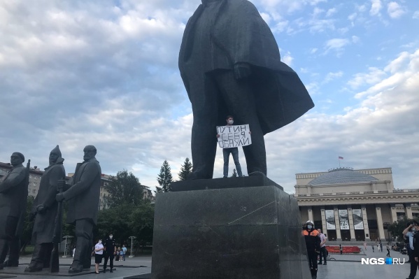 Вокруг памятника собралась толпа людей Вокруг памятника собралась толпа людей