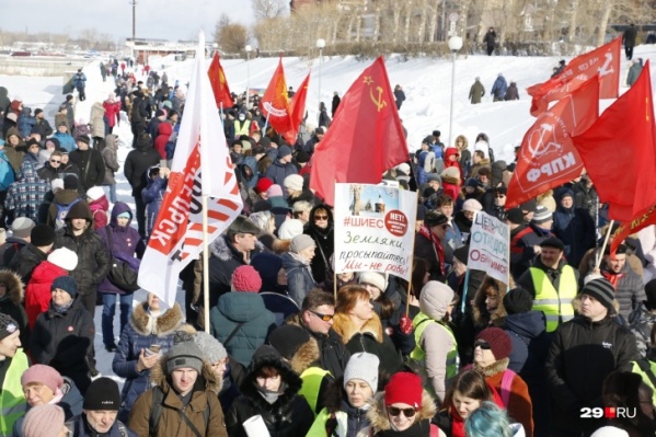 По оценкам корреспондента 29.RU, на митинге в Архангельске собралось не более 800 человек По оценкам корреспондента 29.RU, на митинге в Архангельске собралось не более 800 человек