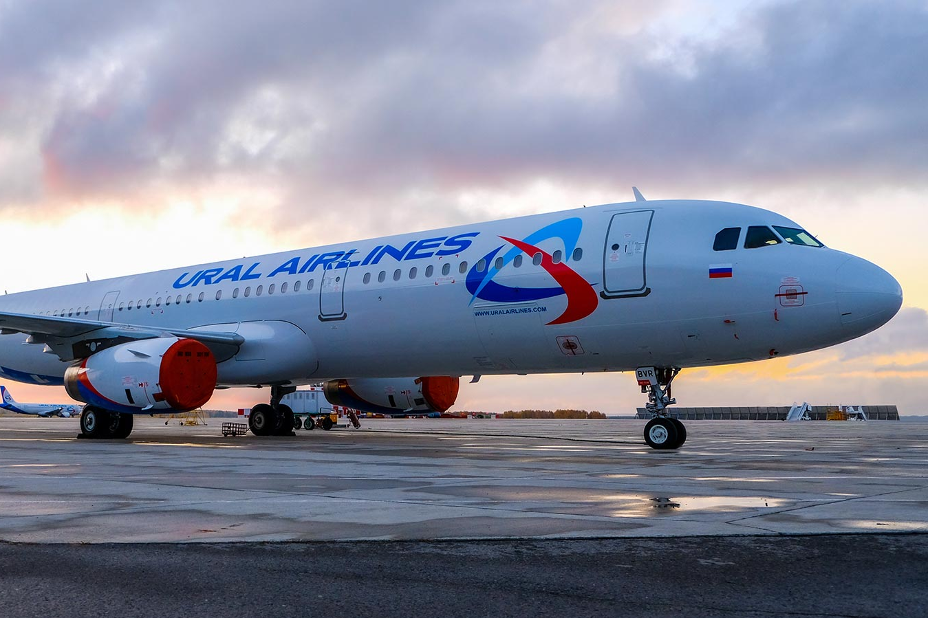 Авиакомпания авиалиния. Самолёт а321 Уральские авиалинии. Самолёт Airbus a321 Neo Уральские авиалинии. А321 Нео Уральские авиалинии. Аэробус а320 Уральские авиалинии.