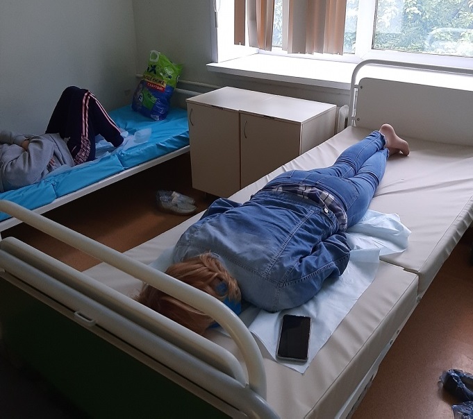 Люди ложились на простынки, которые им выдали для КТ-диагностики Люди ложились на простынки, которые им выдали для КТ-диагностики