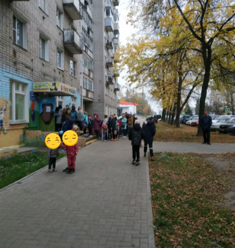 Стояли плотно: в Ярославле у детской поликлиники выстроилась огромная очередь