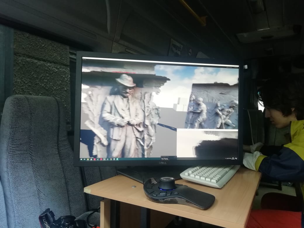 А так изображение выглядит на компьютере и в очках виртуальной реальности А так изображение выглядит на компьютере и в очках виртуальной реальности