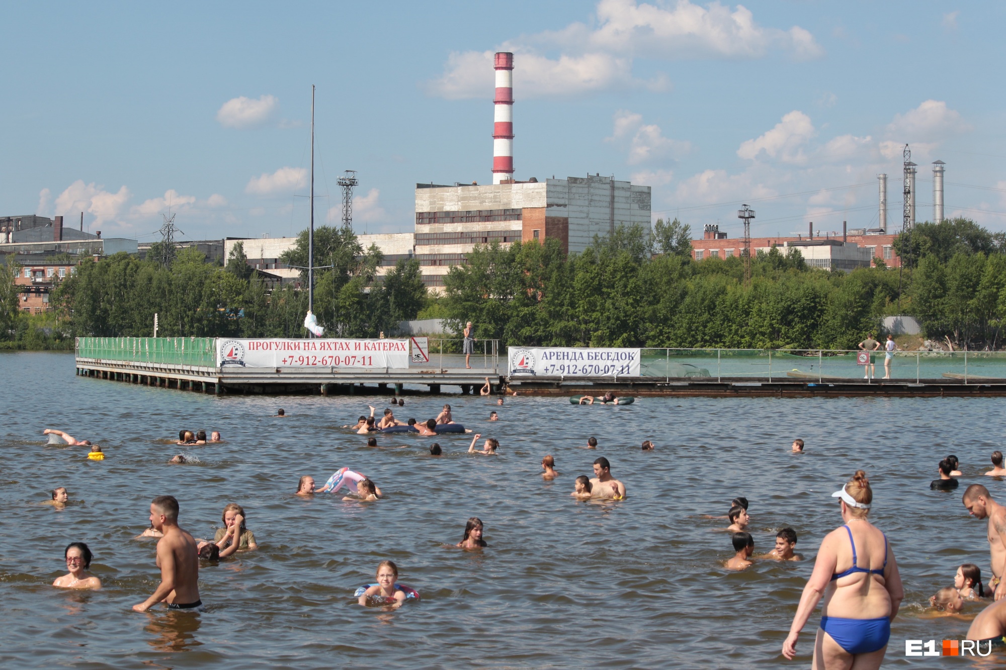 Визовский пруд — единственное место в городе, где можно купаться, несмотря на пейзажи завода