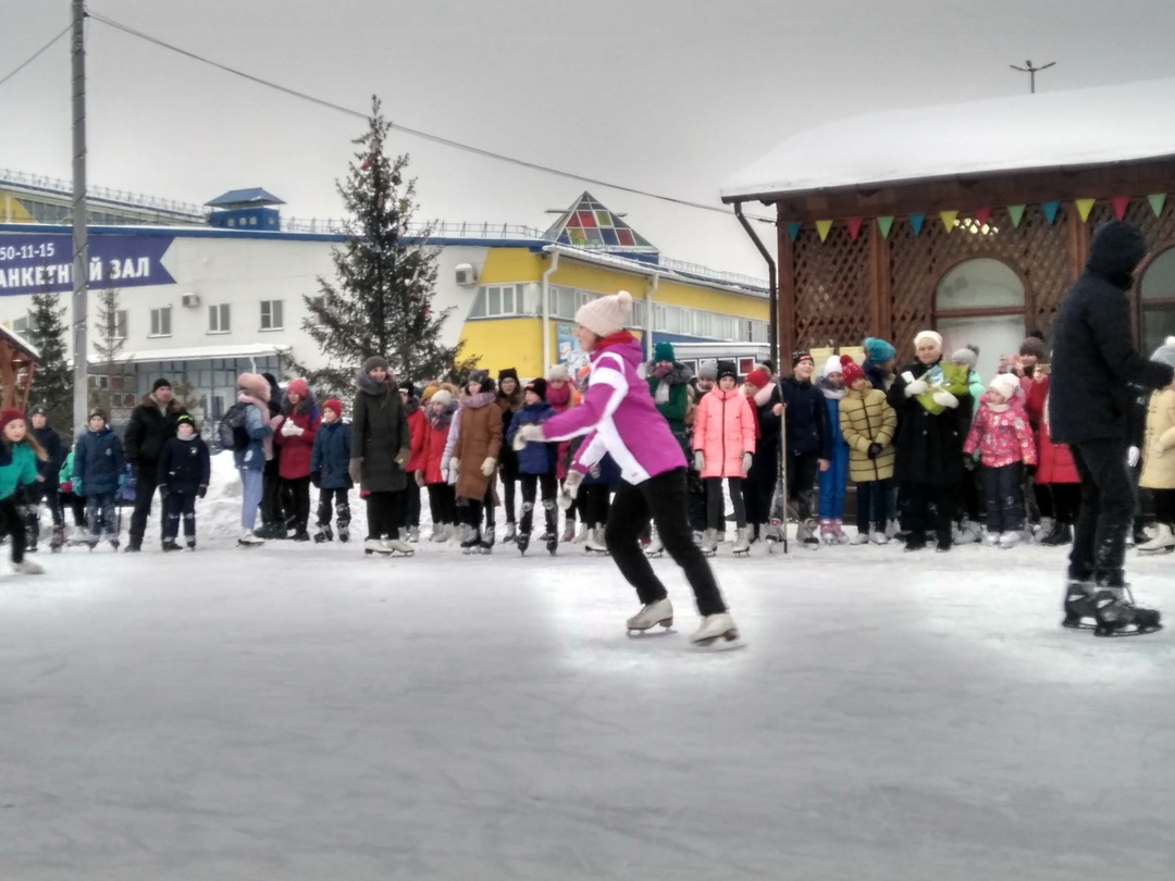 Каток расположен по соседству с аквапарком Каток расположен по соседству с аквапарком