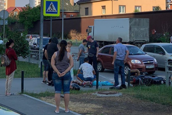 Байкер слетел с мотоцикла, а мотоцикл отлетел в сторону и сбил пешехода Байкер слетел с мотоцикла, а мотоцикл отлетел в сторону и сбил пешехода
