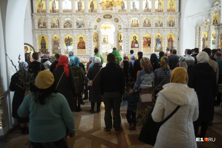 В Екатеринбурге запретили собираться в храмах и на кладбищах