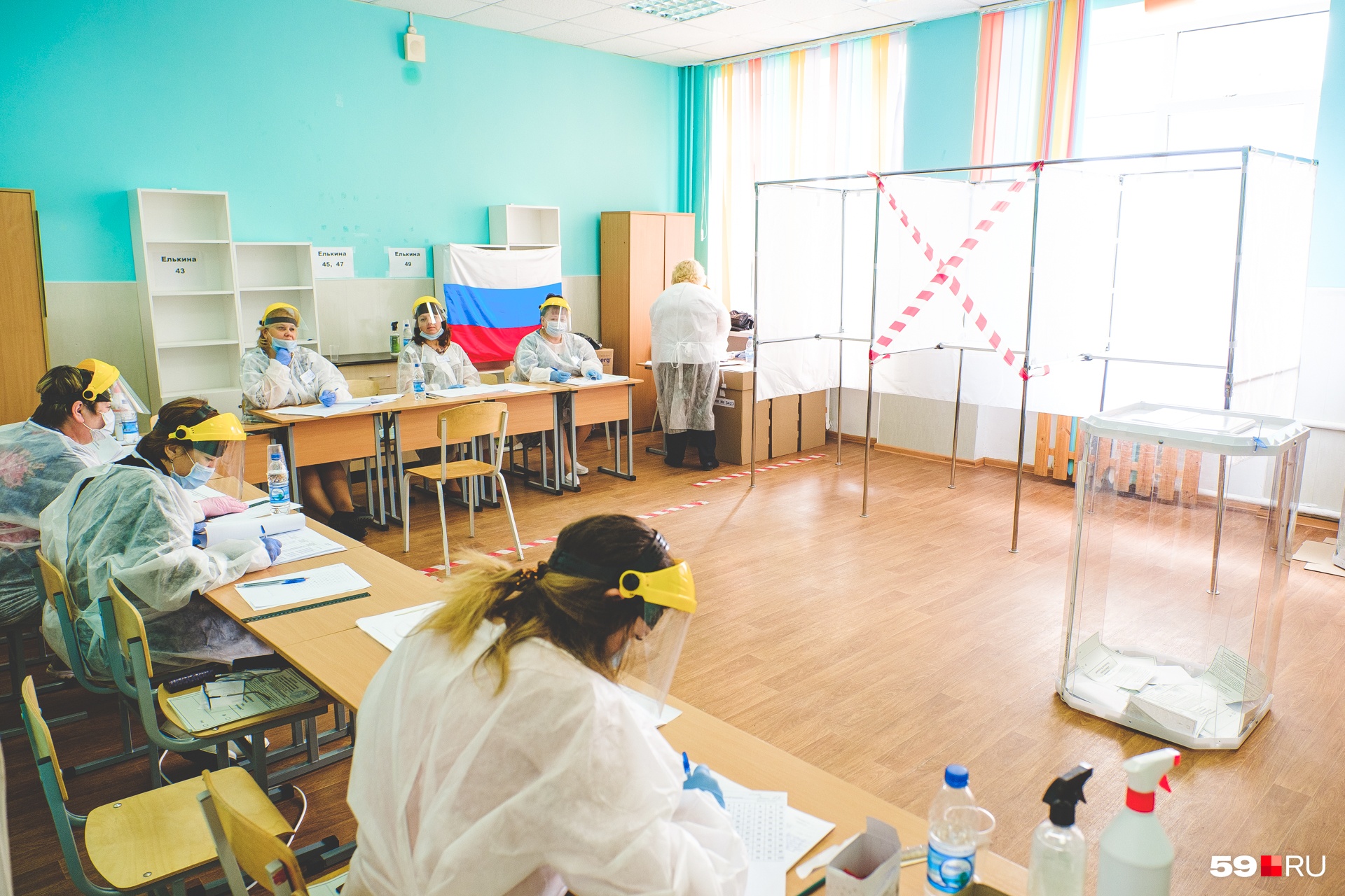 Урна, кабинки и сотрудники на безопасном расстоянии друг от друга Урна, кабинки и сотрудники на безопасном расстоянии друг от друга