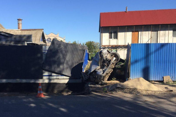 Отечественная легковушка буквально влетела во двор Отечественная легковушка буквально влетела во двор