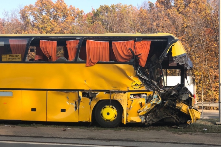 Переднюю часть автобуса смяло от удара Переднюю часть автобуса смяло от удара