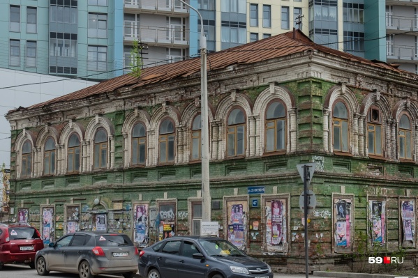 Окна заколочены, и в них висят афиши Окна заколочены, и в них висят афиши 
