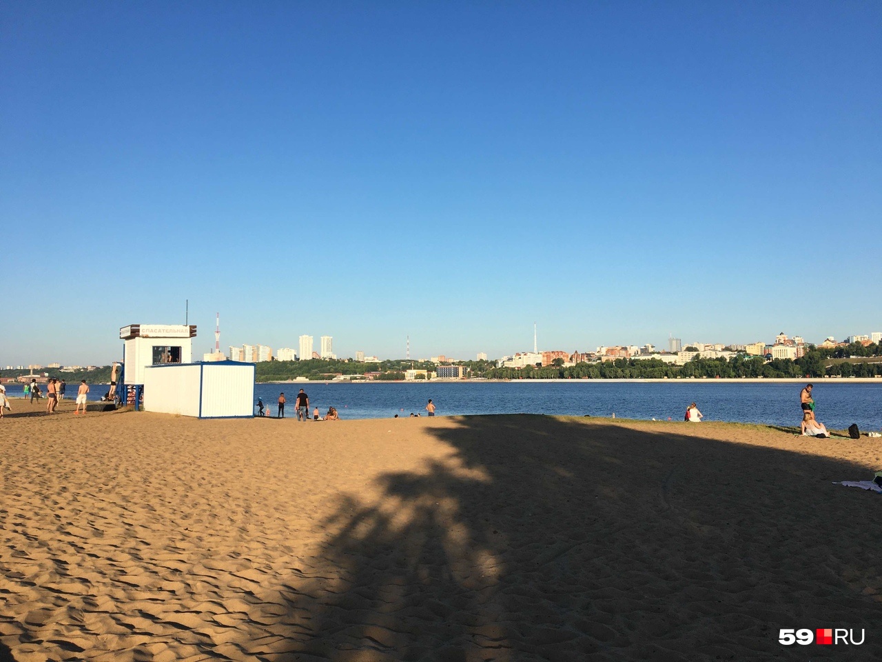 Под ногами здесь приятный песочек Под ногами здесь приятный песочек