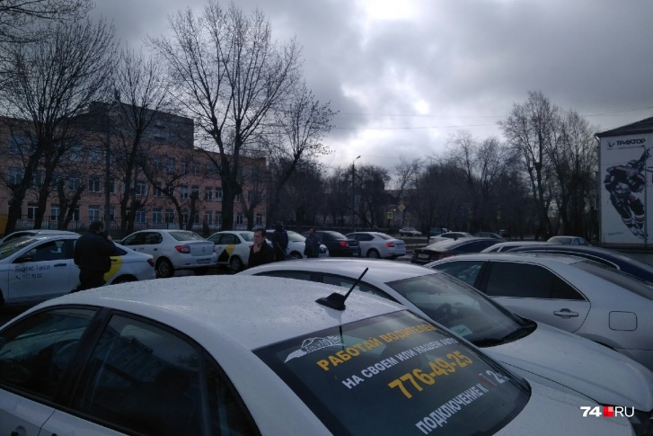 Таксисты устроили акцию протеста из-за упавшей прибыли на парковке возле ледового дворца «Трактор» 