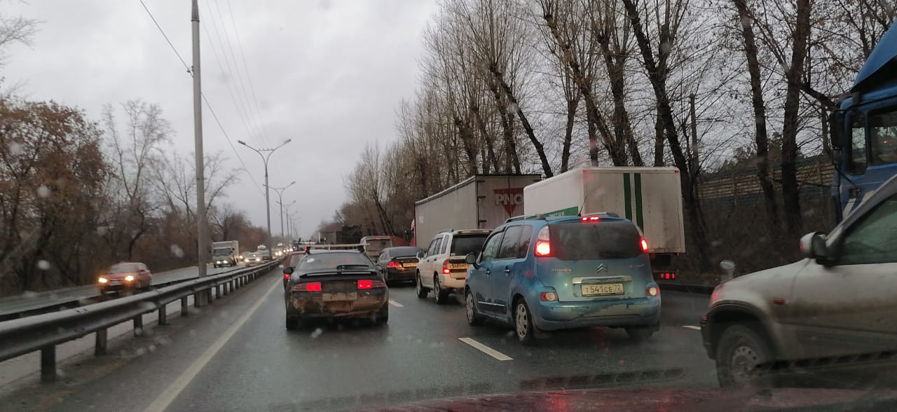 Такси влетело в грузовик: новосибирские водители застряли в 6-километровой пробке на Бердском шоссе