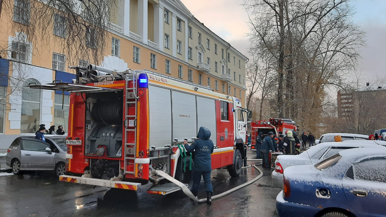 Стянуты все силы: в Екатеринбурге из-за пожара эвакуировали здание общежития Горного университета
