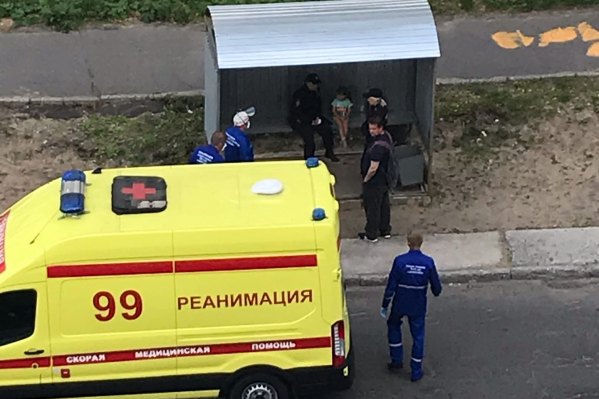 Девочку увезла на машине реанимации<br> Девочку увезла на машине реанимации<br>