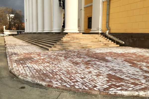 Плитку уложили всего несколько месяцев назад. Как она выглядит сейчас, смотрите сами Плитку уложили всего несколько месяцев назад. Как она выглядит сейчас, смотрите сами