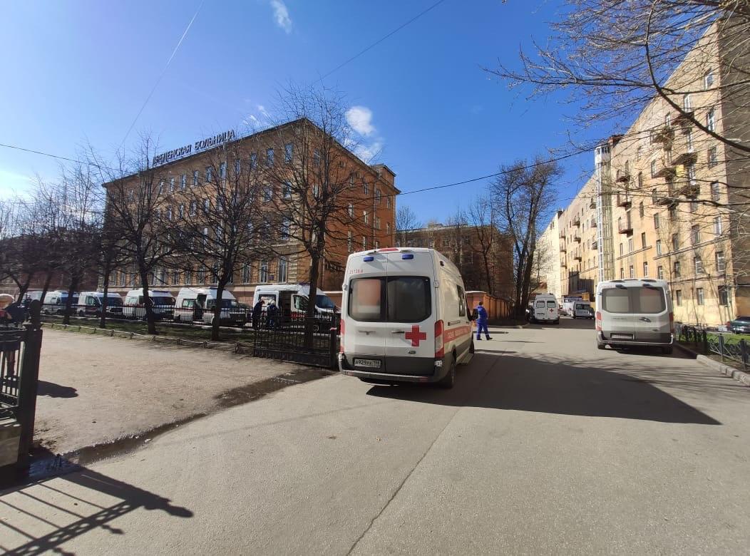 Очередь карет скорой помощи возле Введенской больницы