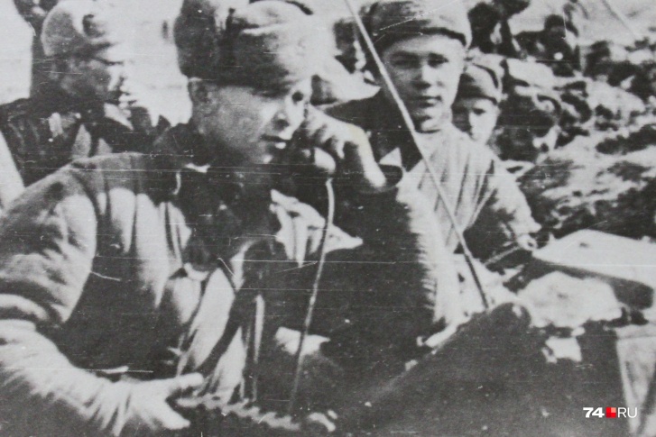 Этот снимок в створе окопа сделан в конце войны — в марте-апреле 1945 года, в районе Кёнигсберга. Город брали с большими боями Этот снимок в створе окопа сделан в конце войны — в марте-апреле 1945 года, в районе Кёнигсберга. Город брали с большими боями