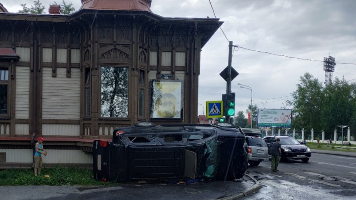 «Черный подлетел и начал переворачиваться»: в центре Архангельска столкнулись два автомобиля