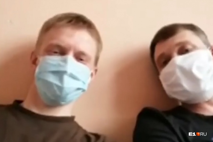 Андрей и Евгений лежат вдвоём в одном боксе, рассчитанном на троих пациентов