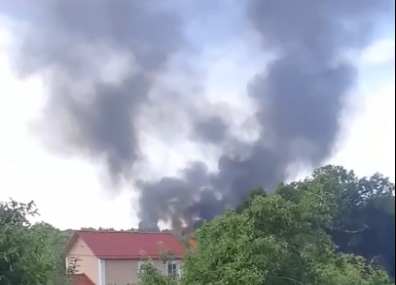 «Там жили несколько семей»: в Ярославле горит частный дом. Видео
