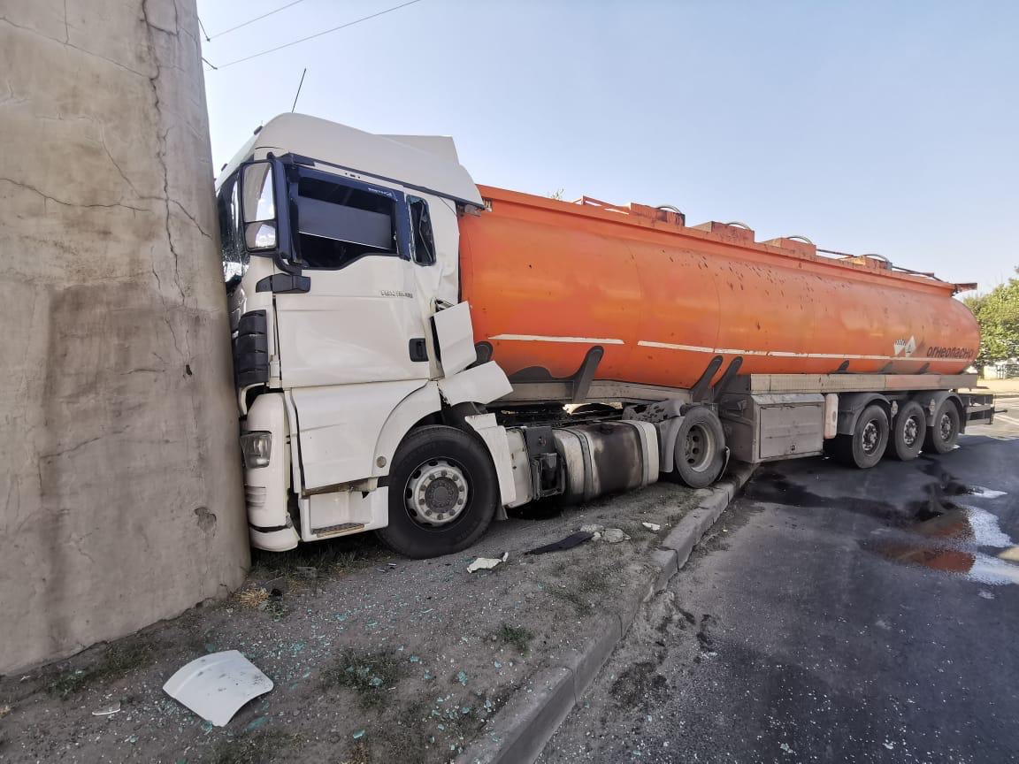 В Волгограде груженый нефтевоз протаранил опору железнодорожного моста