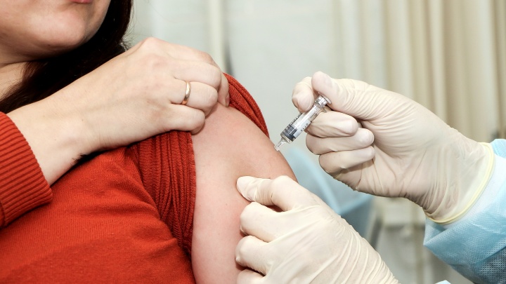 Нижегородцам начали делать прививки от гриппа в торговых центрах