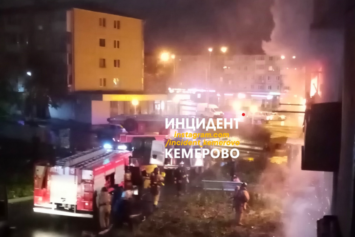 Как сообщили кемеровчане в соцсетях, пожар случился в книжном магазине