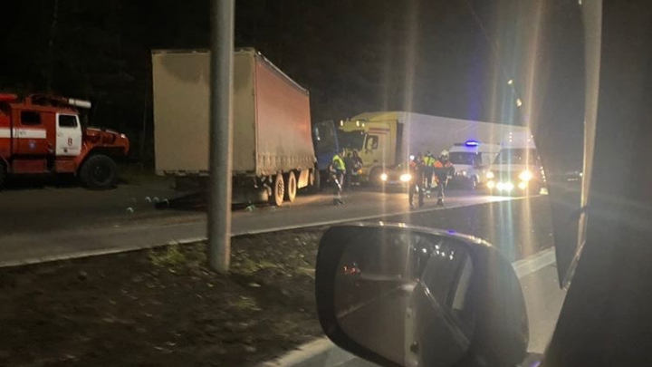 На Бердском шоссе грузовик врезался в препятствие и перекрыл движение — водителя зажало в кабине