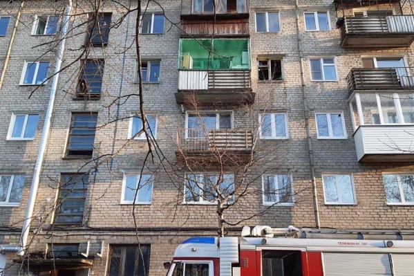 Загорелась квартира на четвертом этаже Загорелась квартира на четвертом этаже 