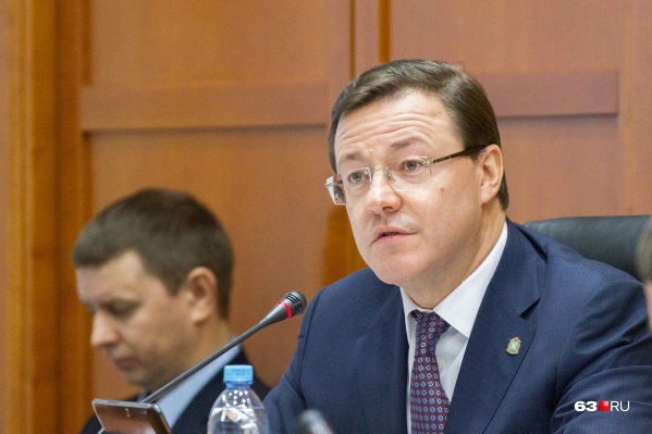 Глава региона подписал документ после совещания оперштаба Глава региона подписал документ после совещания оперштаба