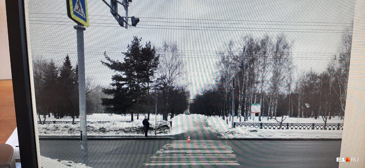 В Екатеринбурге женщина за рулем легковушки сбила школьницу и скрылась